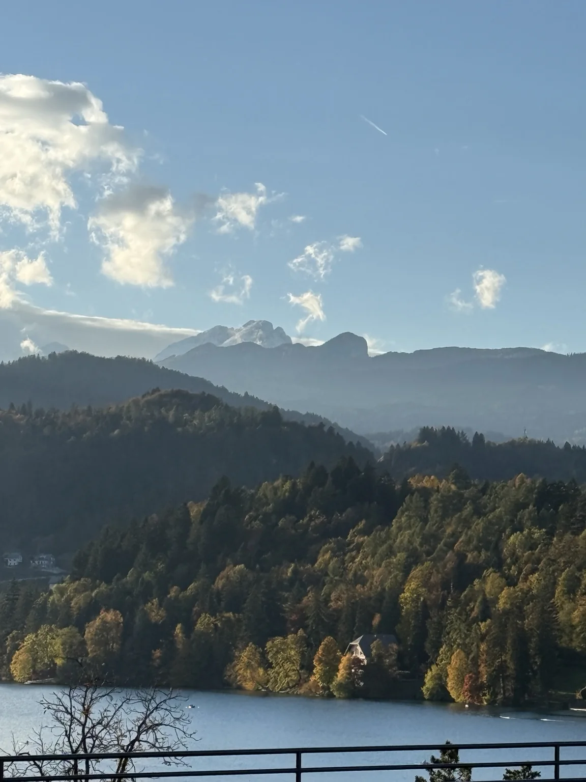 Pogled na gore in naravo nad Blejskim jezerom